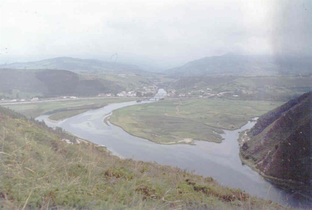 Ría de la Tina Mayor desde la Sierra Plana del mismo nombre.