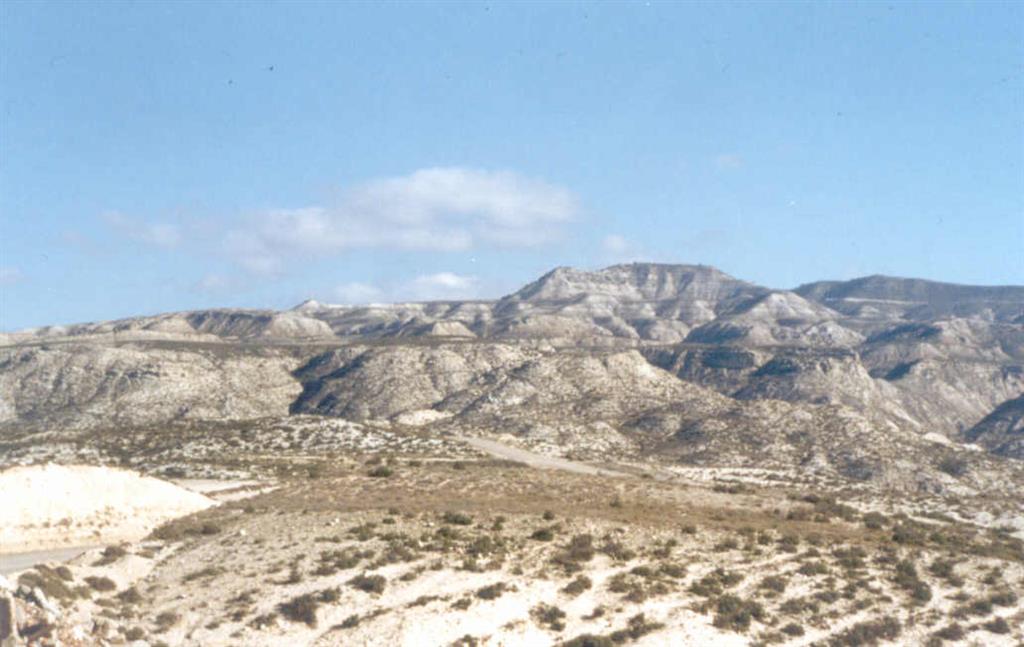 Superficies estructurales de las Unidades de Remolinos - Lanaja (la inferior) y de Sierra de Pallaruelo - Montes de la Sora (la superior).
