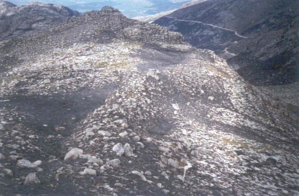 Morrena lateral izquierda del glaciar del Río Vilamés, los componentes de la morrena son en su mayoría bloques de granitos.