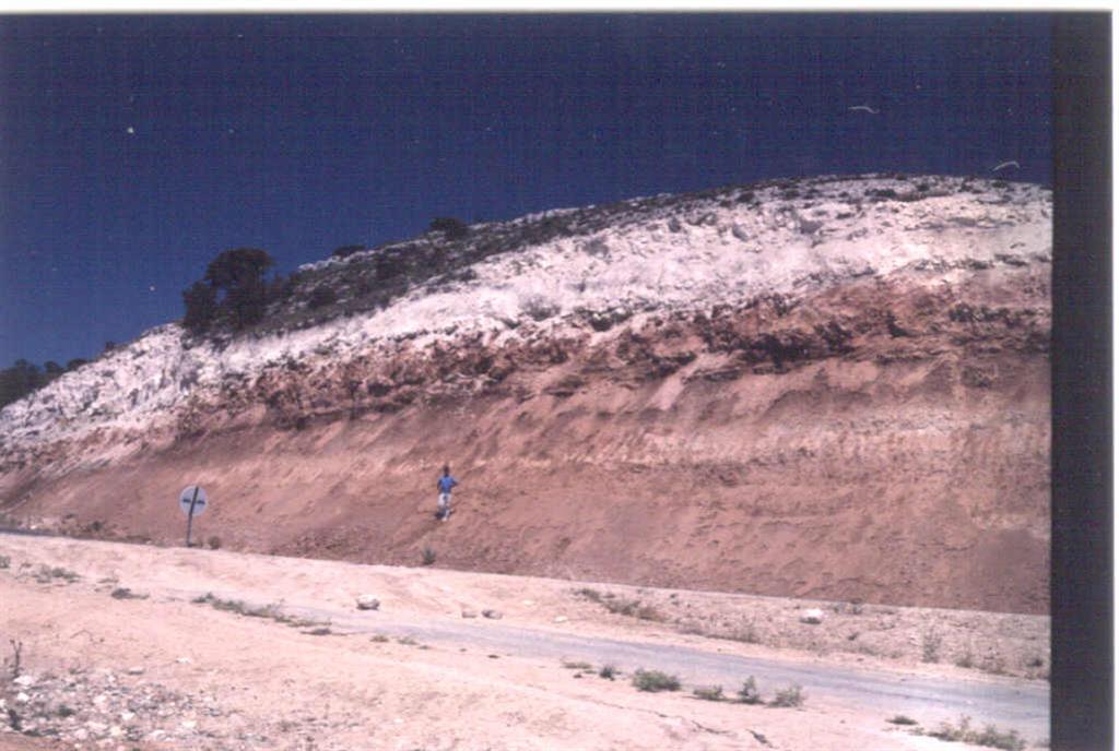Contacto entre el ciclo inferior y superior. Por encima del geólogo se observa un nivel de arcillas rojas que se sitúa sobre las margocalizas somitales de las "Calizas inferiores del Páramo".