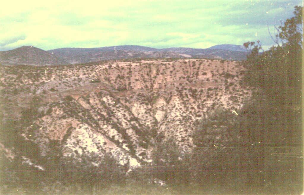 Vista panorámica del flanco sur del anticlinal de Barbastro - Balaguer.