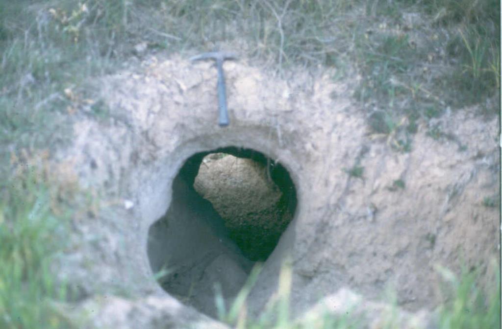 Túnel de pipping en depósitos de fondo de valle en la vertiente de la Rata.