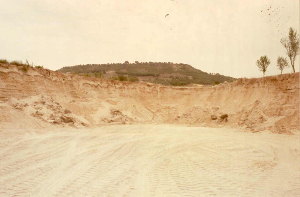 Vista general de la corta para la explotación de arenas.