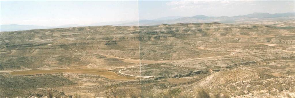 Vista panorámica de la Mesa de la Peña, en el cuadrante nororiental de la Hoja de Epila. Relieves tabulares sobre depósitos evaporíticos y margosos.