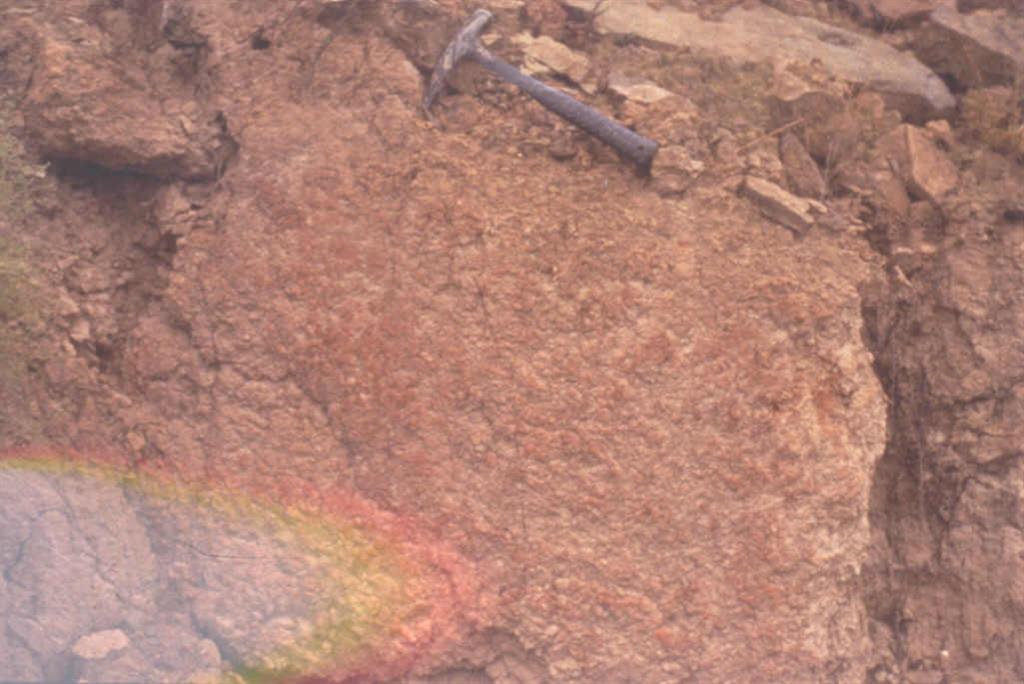 Constituye el mejor afloramiento de un nivel de 0,5 m. de espesor de vulcanitas intercalado en la parte detrítica de la Unidad de Zuera. Se trata de una roca piroclástica - vulcanoclástica compleja.