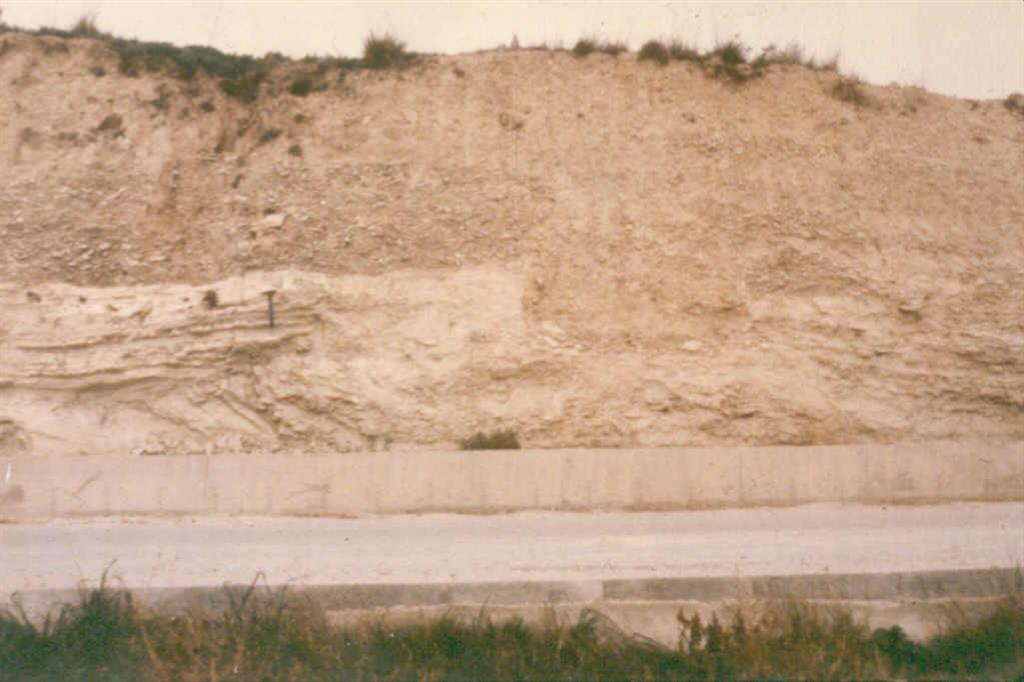 Falla que afecta a margas y calizas de Civit (Terciarias) y de forma de depósitos Cuaternarios de relleno de Vale. Sant Antoli y Vilanova.