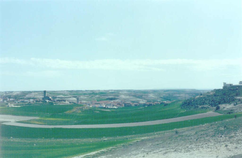 Vista panorámica con la localidad de Cuellar, de la parte media - alta de la "Facies Cuestas" cuya culminación son las calizas de gasterópodos de la "Superficie de los Páramos".