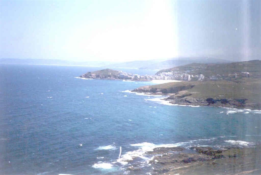 Panorámica de la costa desde Cabo San Adrián hacia el Este, donde se pueden observar los distintos niveles de rasa.