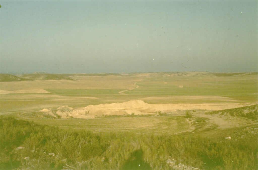 Morfología de relleno de un antiguo valle correspondiente a un meandro abandonado. En primer término se observa una explotación de los materiales que constituyen el fondo.