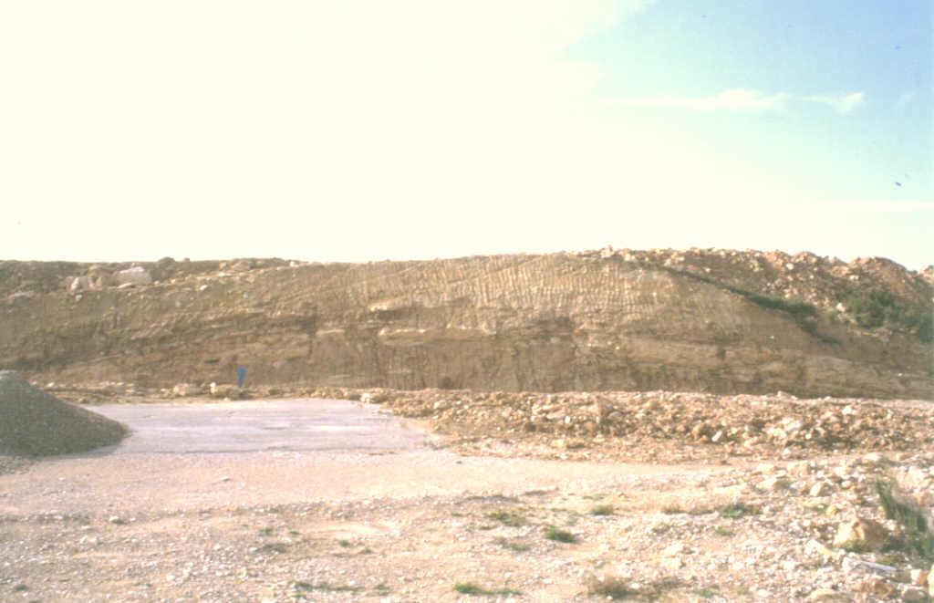 Charnela de un anticlinal, de dirección NO-SE, que se ubica en el sector Sur-oriental de la hoja de Caspe. Afecta a los materiales aluviales de la unidad Fayón - Fraga.