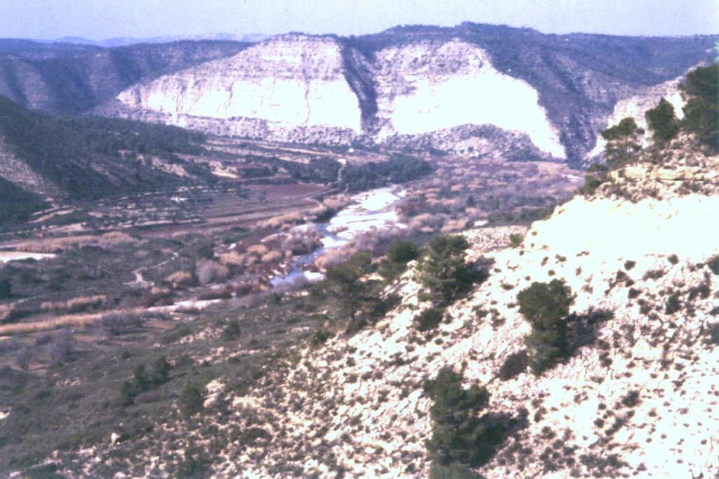 Parte del trazado del río Matarraña. El río Matarraña discurre por materiales terciarios de diversa naturaleza.
