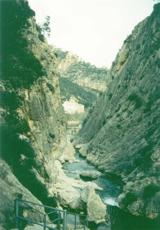 Serie mesozoica del sector extremo del Dominio meridional de Los Catalánides. Se llega desde el Balneario de Font Calda, siguiendo el cauce del río Canaletas, por un camino talado en la roca.
