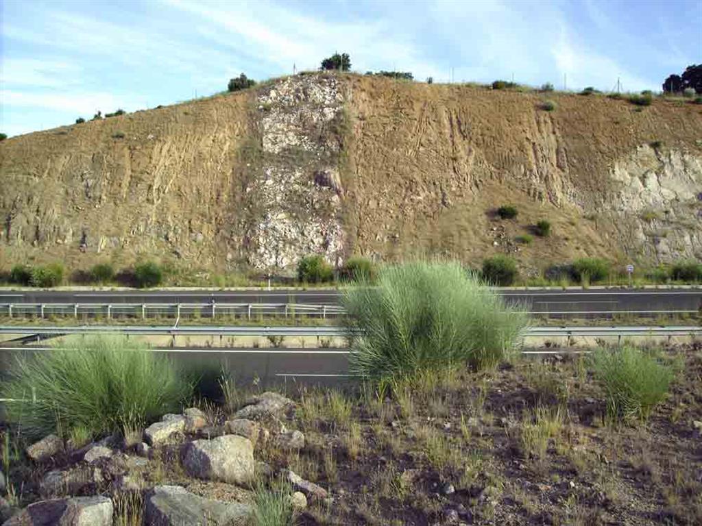 Vista del dique de cuarzo en el talud de la autopista AP-51