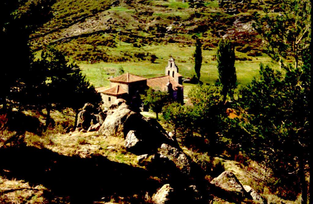 Vista panorámica del dique de tendencia sienítica de las Fuentes (al fondo la Ermita de las Fuentes).