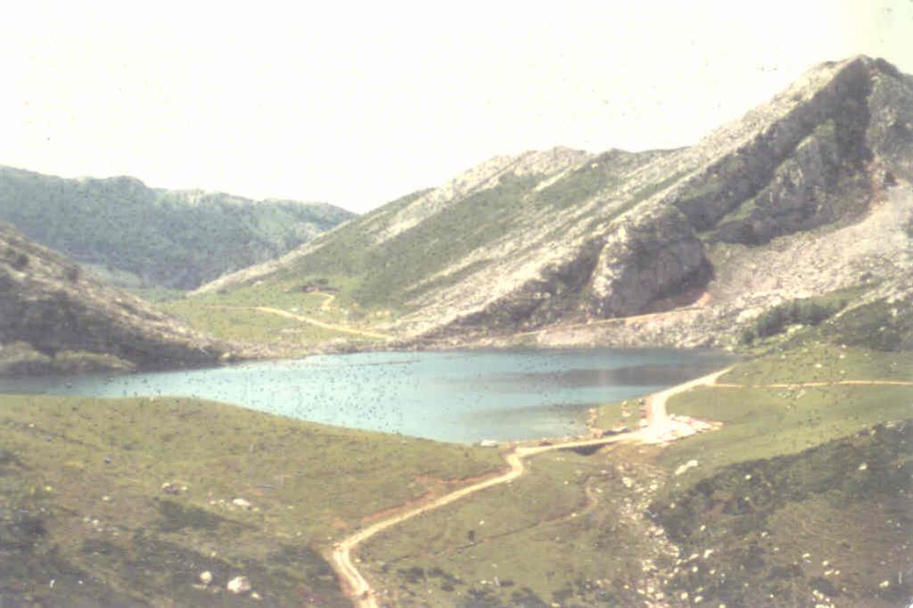 Lago de Enol, valle glaciar y morrena umbral.