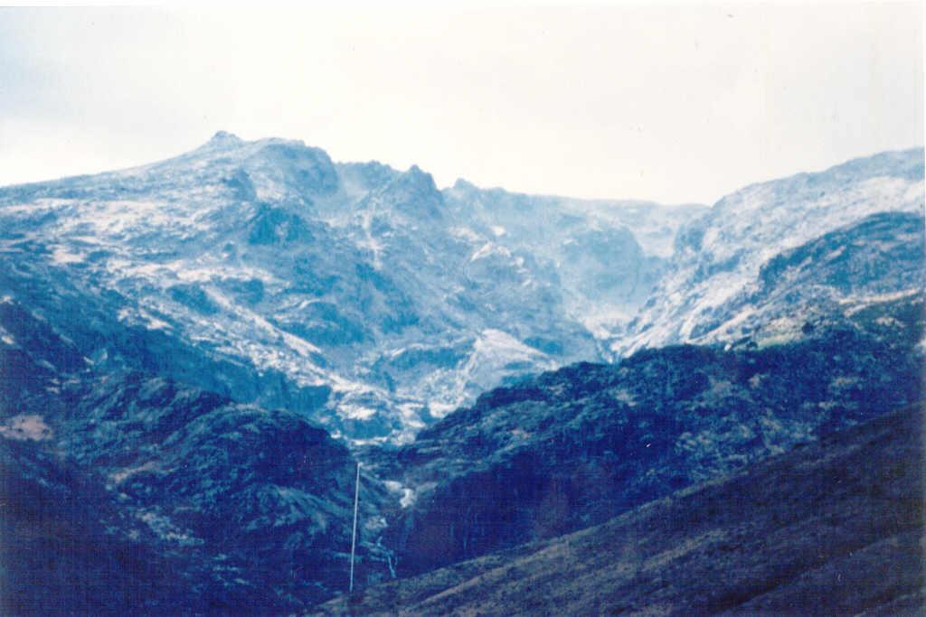 Detalle de la foto anterior, con el cierre del circo glaciar en primer plano.