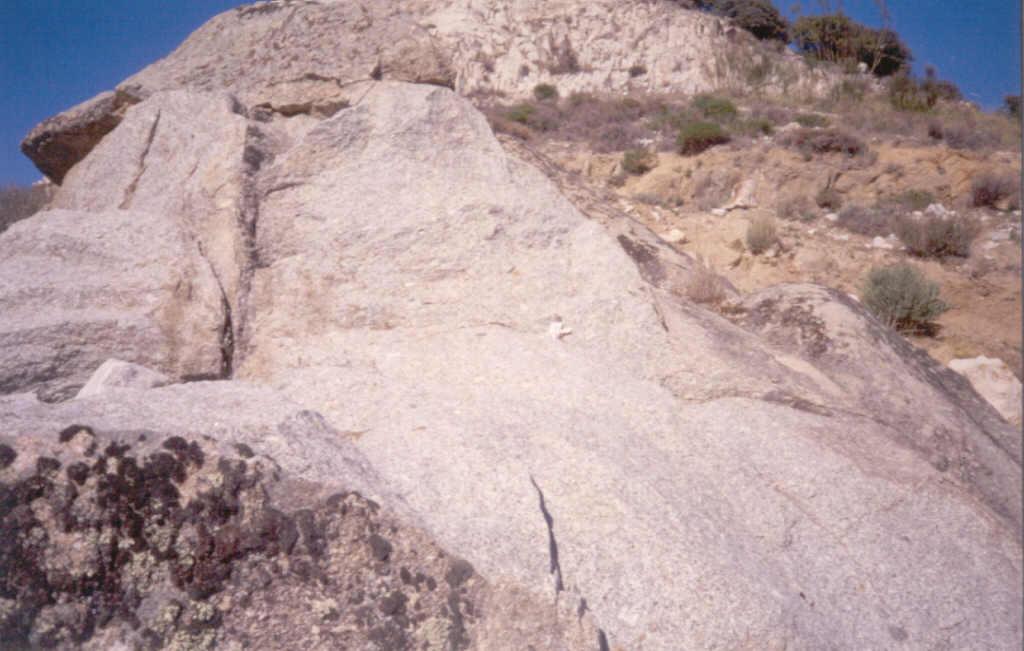 Roca caja, constituida por los monzogranitos porfídicos de Rozas de Puerto Real, caracterizados por sus megacristales de feldespato potásico.