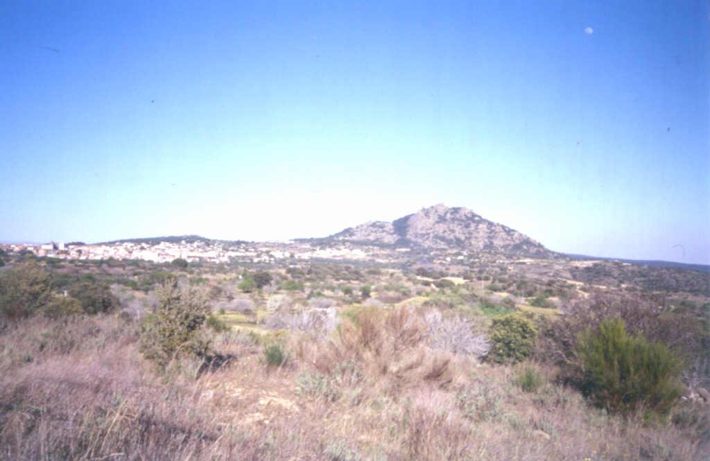 Panorámica del inselberg de la Peña de Cadalso (Fotografía del año 2000)