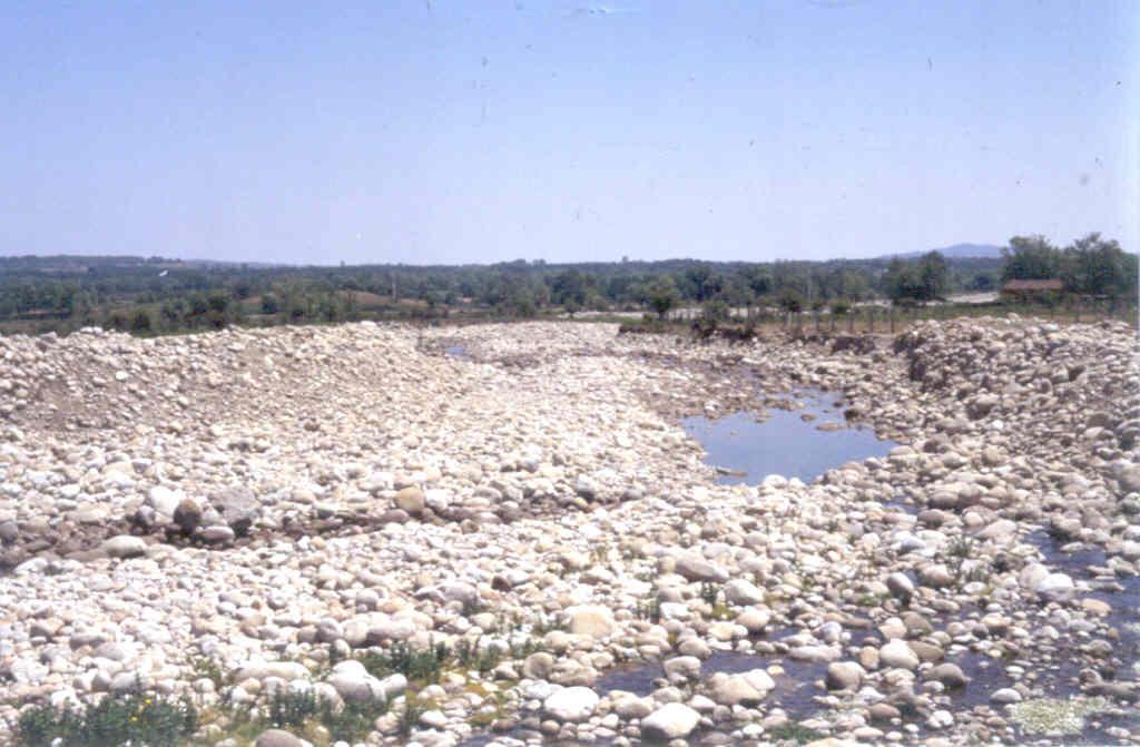 Depósito de bloques producidos por la dinámica fluvial en la Garganta de Chilla. Barra lateral de bloques en el margen del río.