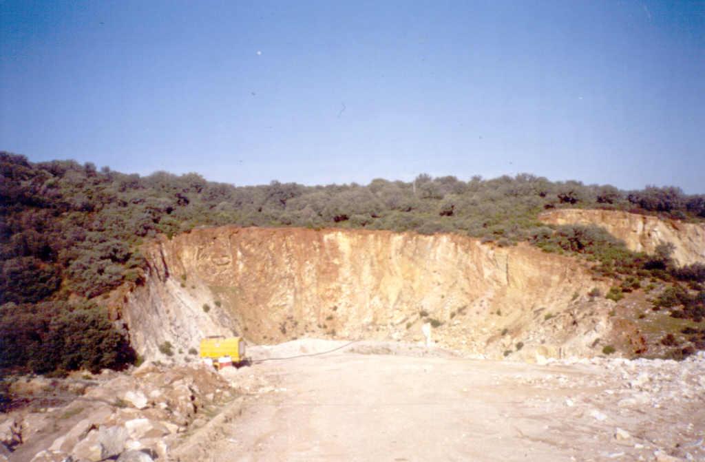 Cantera de mármol en Montesclaros (Toledo). Vista general de dos canteras actualmente abandonadas. En primer término cantera en explotación.