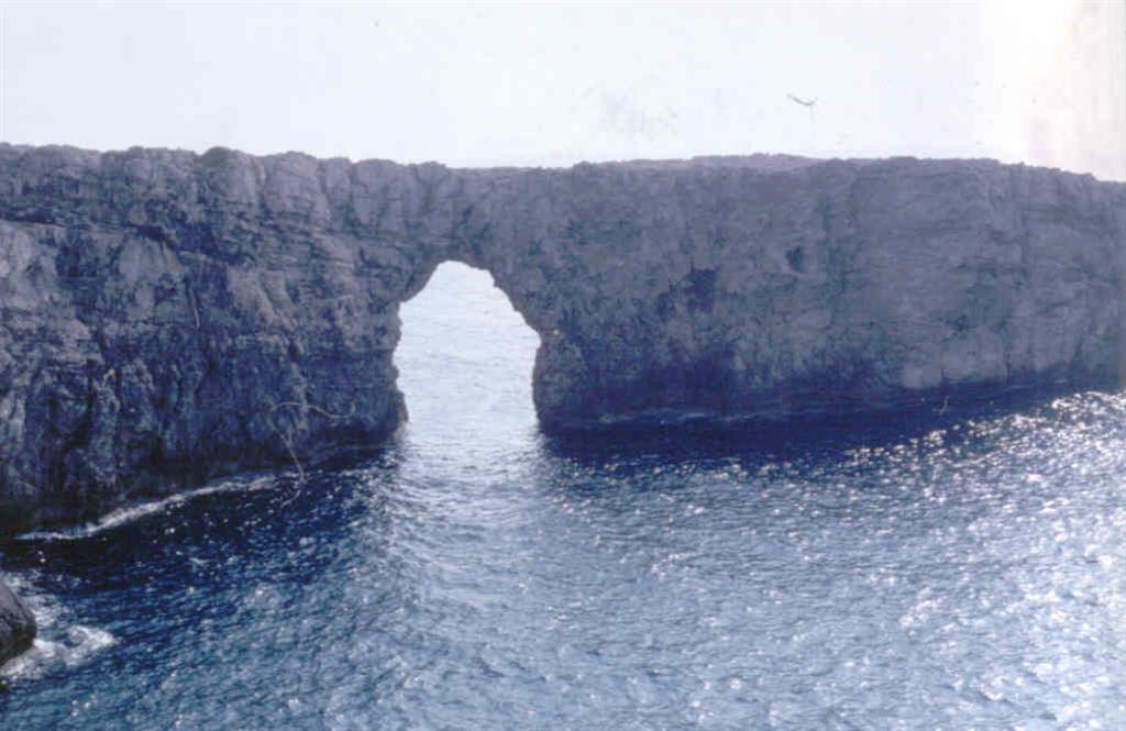 La acción del oleaje ha modelado este puente natural cuya morfología se asemeja a un arco de medio puente.