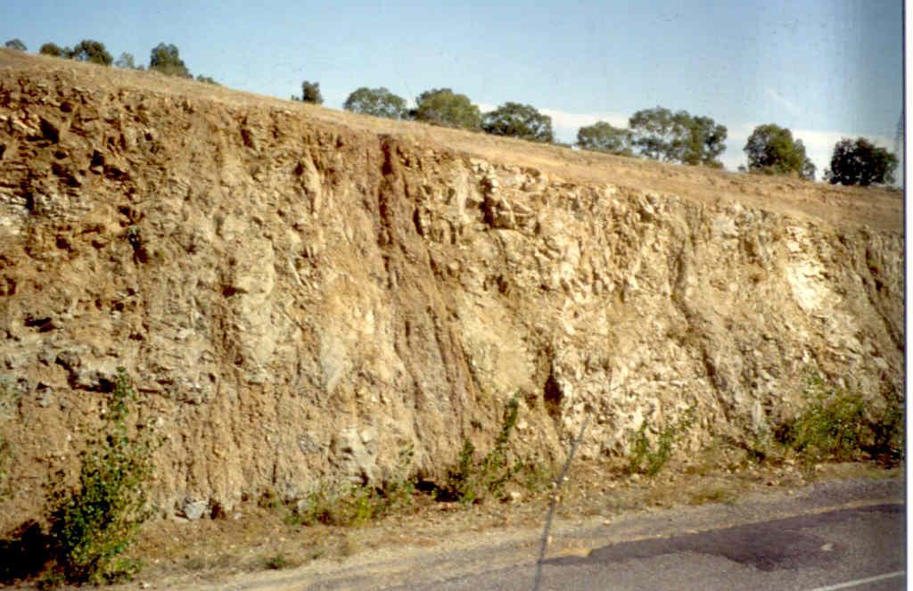Detalle del aspecto del granito muy fracturado, al Sur de la depresión del Arroyo Barrago. Este granito cabalga hacia el N. los depósitos terciarios.