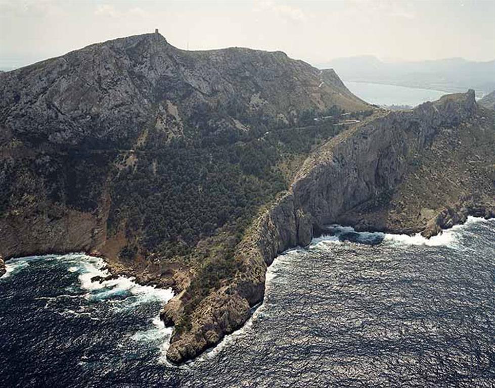 Vista aérea de acantilados y calas de Formentor