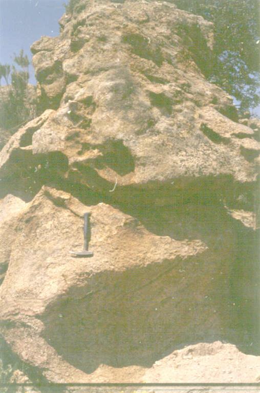 Leucogranito moscovítico donde se aprecia el bandeado de origen magmático marcado por variaciones texturales. Obsérvese también el tipo de erosión en formas oquerosas.