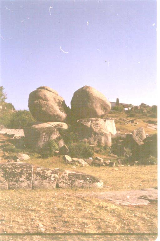 Formas erosivas en "Piedras Caballeros" en el monzogranito de grano medio - grueso con megacristales de feldespato K.