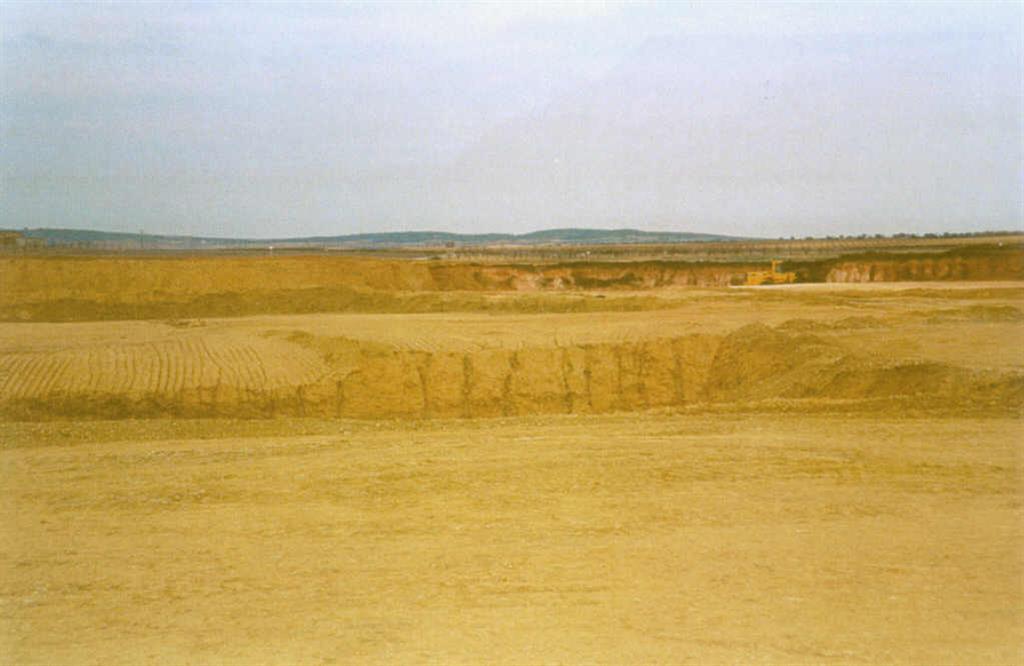 Vista de los alrededores de la cantera del Río Algodor, explotación de materiales de la Serie Ocre (Oligoceno - Mioceno inferior), con destino a la industria cerámica.