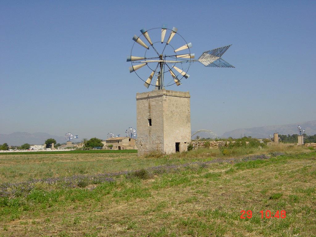 Molino de viento característico del Pla de San Jordi