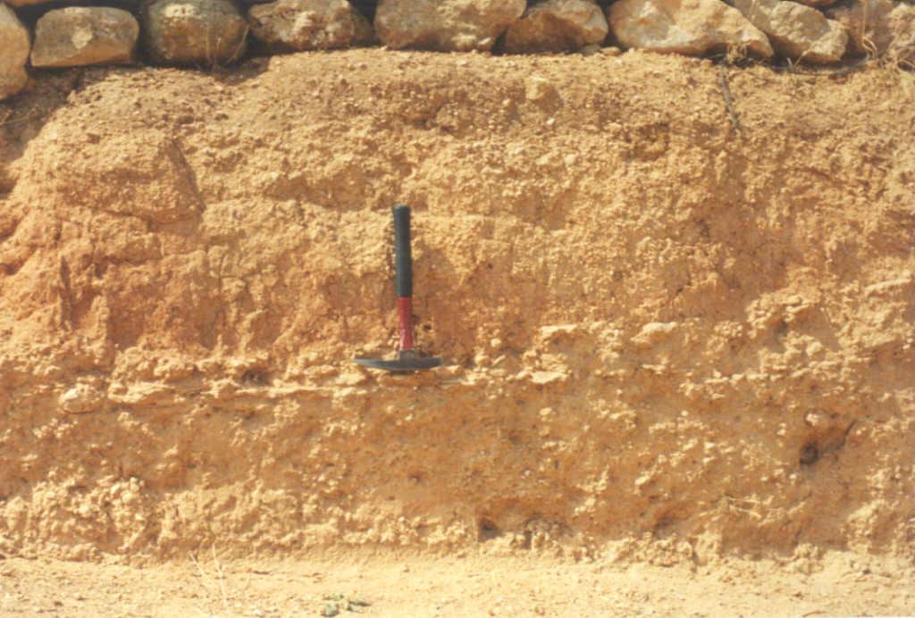 Detalle de los depósitos de abanicos aluviales que constituyen el enlace entre la Plataforma de Sisante y la Llanura Manchega.