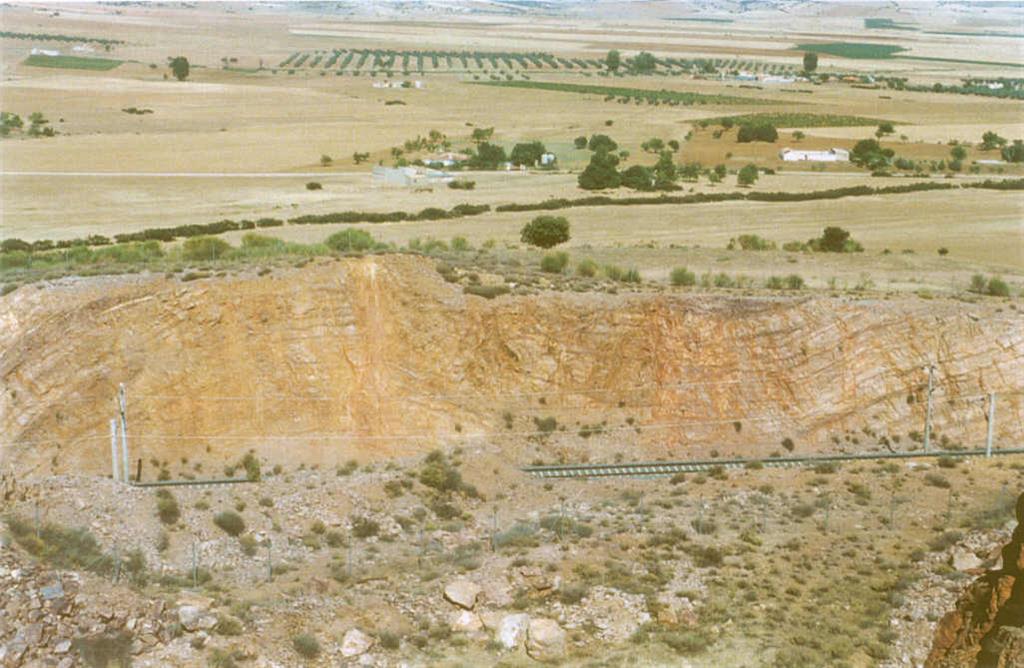 Peñas Blancas. Afloramiento en la trinchera del ferrocarril AVE (p.k. 140,5). Vista de las cuarcitas de la Serie Púrpura basal con estructuras sedimentarias, pliegues y fallas directas.