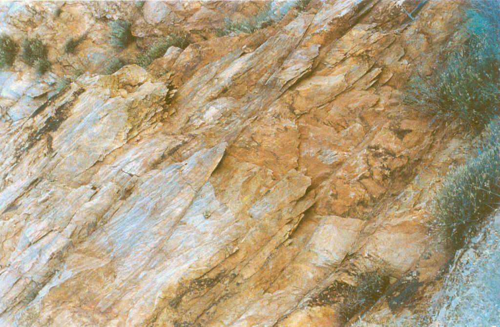 Peñas Blancas. Afloramiento en la trinchera del ferrocarril AVE (p.k. 140,5). Estructuras sedimentarias (laminación cruzada) en las cuarcitas de la Serie Púrpura basal.