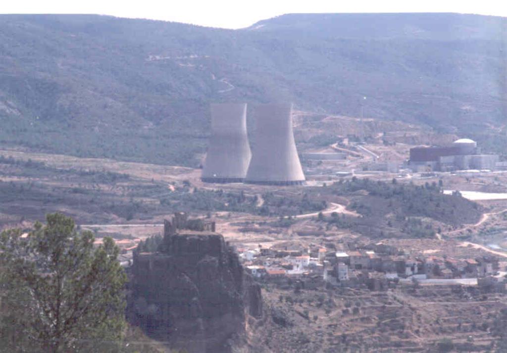 Materiales volcánicos en el Castillo de Cofrentes dando lugar a una formación monolítica. Al fondo torres de refrigeración de la Central Nuclear (fotografía de 1984)