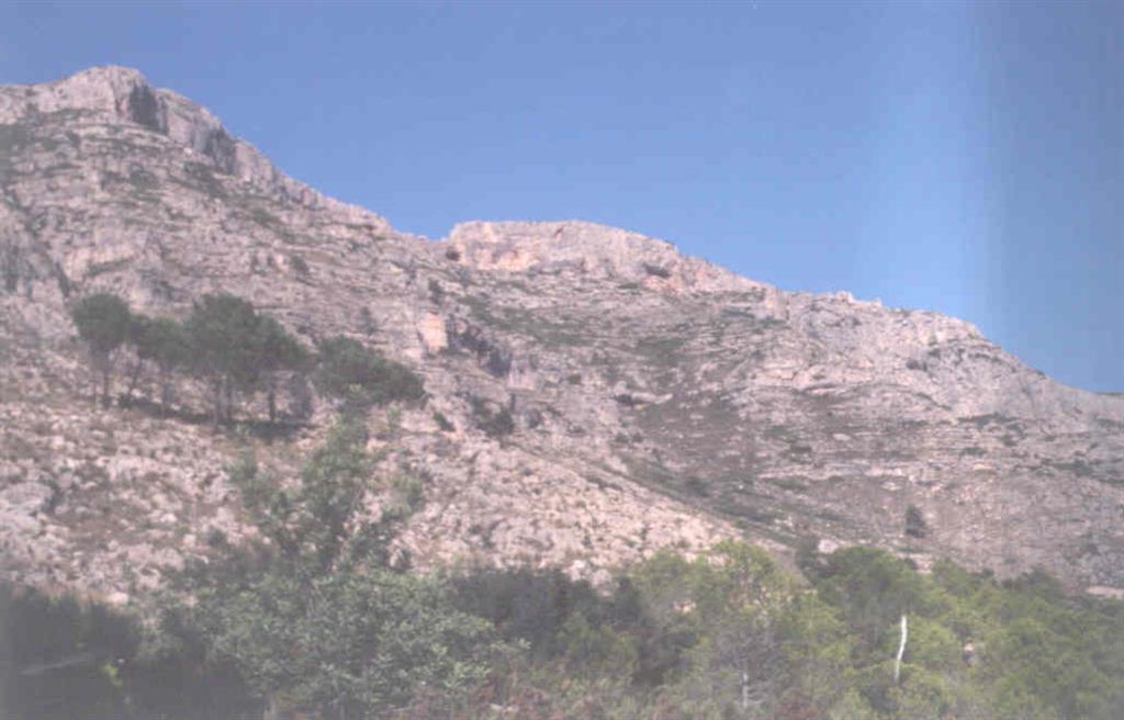Macizo de Mondúber. Se observan numerosas bocas de cuevas en la parte superior.
