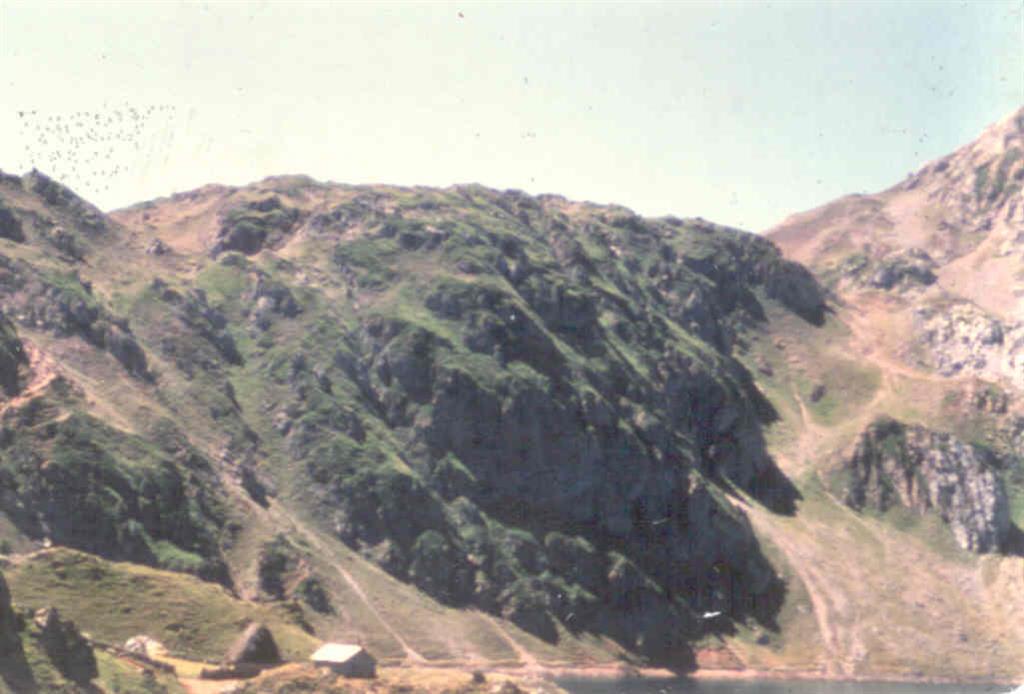 Lago del valle en un circo glaciar y choza típica.
