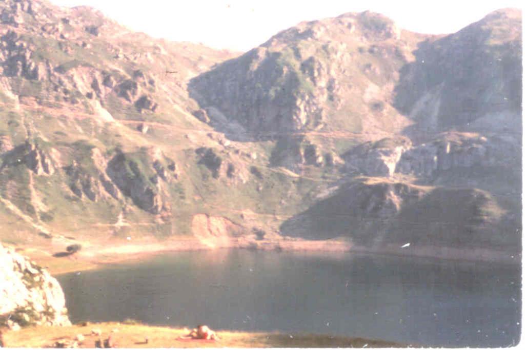 Lago de La Cueva con sobreexcavación sobre un circo glaciar.