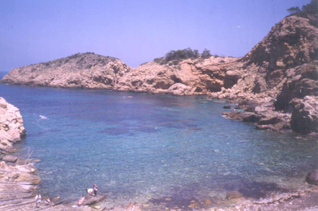 Cabalgamiento de la Unidad de Ibiza (Dolomías del Lías, Jurásico) sobre la de Llentrisca - Rey (conglomerados miocenos).