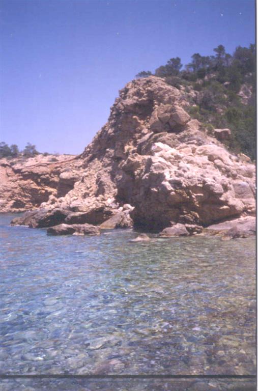 Cabalgamiento de la Unidad de Ibiza (Dolomías del Lías, Jurásico) sobre la de Llentrisca - Rey (conglomerados miocenos).