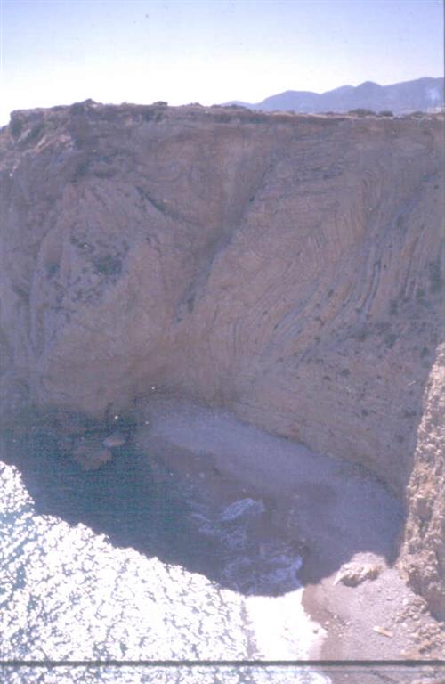 Aspecto de los acantilados de Cap Martinet formados por las calizas de plataforma del Jurásico en las que se observan claramente diversos sistemas de fallas y fracturas.
