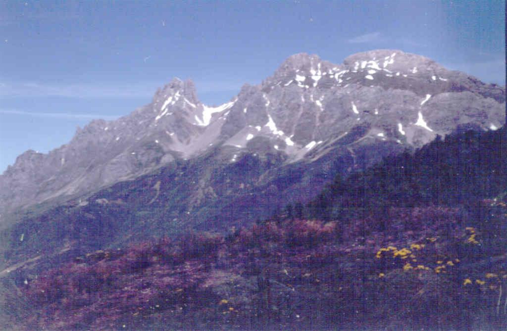 Frente cabalgante de los Picos de Europa visto desde el Puerto de Pandetrave.