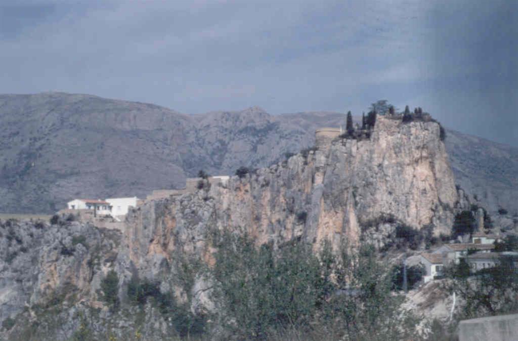 Localidad de Guadalest sobre las calizas del Eoceno.