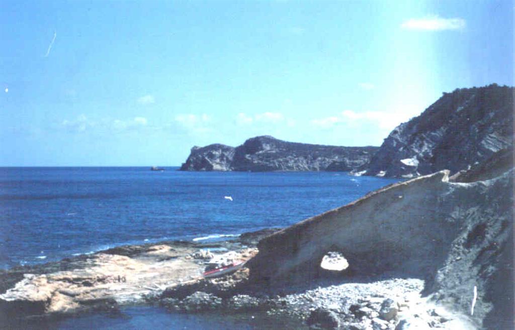 Cabo de San Martín. En primer plano depósitos tirrenienses (Cala Blanca).