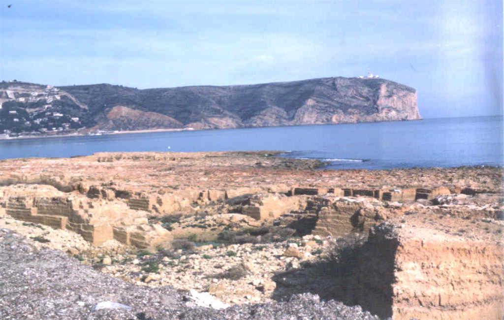 Rasa marina de San Antonio. En primer término excavaciones romanas en las secuencias eólicas de "Els Muntanyars".