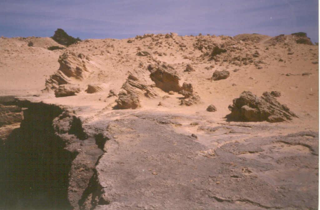 Depósitos dunares de arenas blancas (Pleistoceno) erosionadas, a su vez, por el viento.