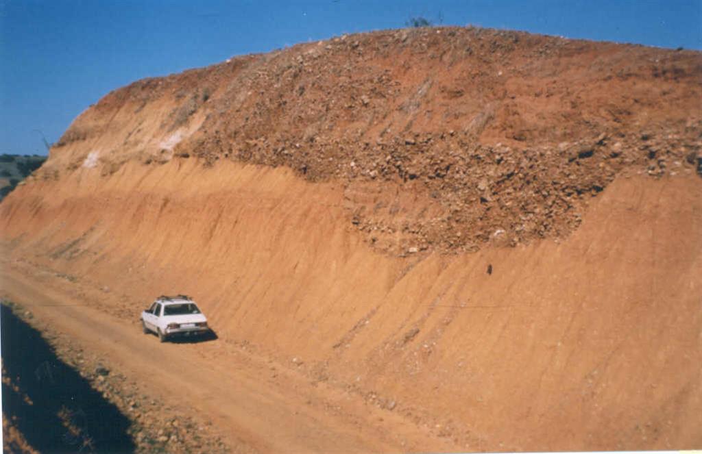 Relleno de un paleocanal con materiales cuaternarios, sobre las arcillas del Terciario.