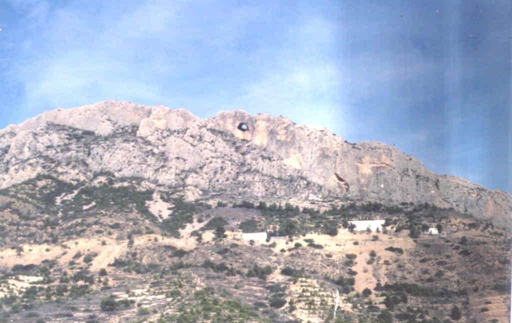 Sierra de Cabezón de Oro. Tunel natural e instalaciones de la Cueva.