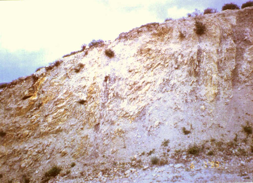 Corte donde se observa la imbricación entre elementos jurásicos, cretácicos, triásicos y miocenos, asociada al frente de cabalgamiento subbético.