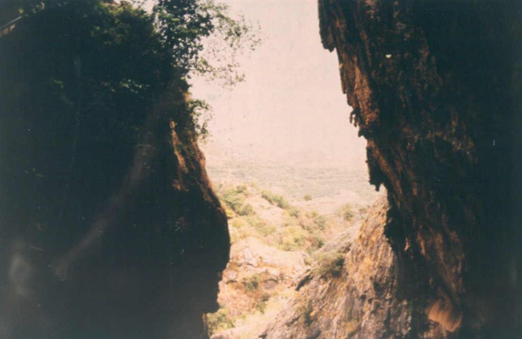 Cueva del Agua, paisaje kárstico. Vista hacia la depresión de Guadix - Baza.